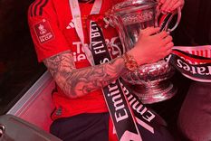 Garnacho abraza el trofeo de la FA Cup. Foto: @garnacho7