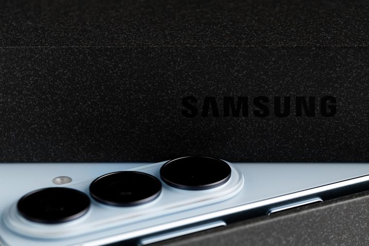 Samsung estudia mover los lentes del Galaxy S27 para evitar interferencias con el anillo magnético interno. Samsung estudia mover los lentes del Galaxy S27 para evitar interferencias con el anillo magnético interno.