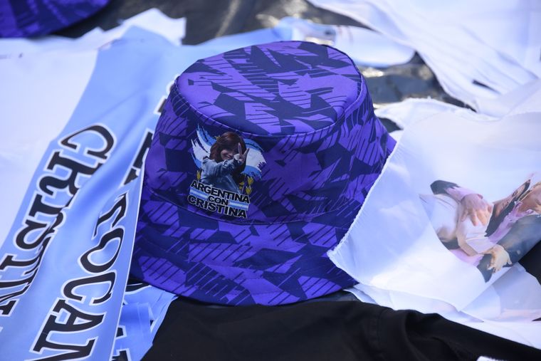 Los productos que vendían los vendedores ambulantes en la marcha por Cristina Fernández de Kirchner.