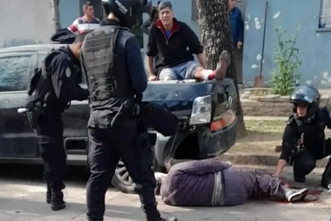 El animal mordió a 5 personas en 20 minutos Foto: Captura de video.