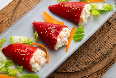 Esta receta es típica de Navarra, donde los pimientos del piquillo son un producto emblemático con denominación de origen.