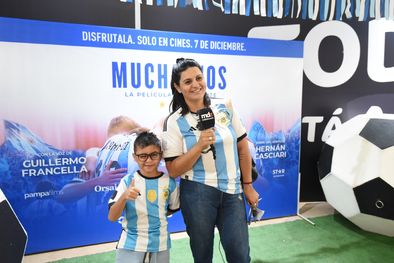 MDZol | Diversas familias y amigos celebraron el aniversario de la final de la copa del mundo en el cine. Foto: Maximiliano Ríos/MDZ