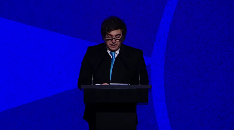 Javier Milei diserta en la cena de fin de año de la fundación de Agustín Laje.