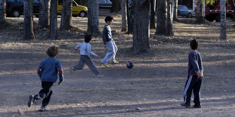 Los chicos en vacaciones, jugando en el Parque Yrigoyen Foto: Ariel Jalley/Mediamza.com