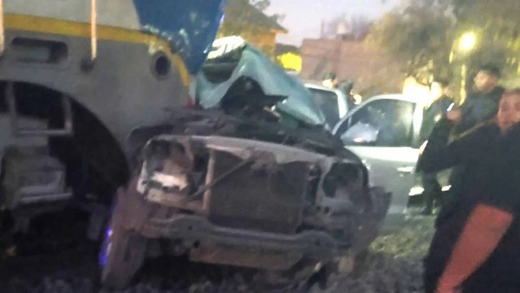 Dos muertos y dos heridos de gravedad fue el saldo del siniestro entre una formación del tren San Martín y una camioneta Amarok en San Miguel