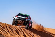 Yazeed Al-Rajhi sortea las dunas árabes. Foto: @dakar Yazeed Al-Rajhi sortea las dunas árabes. Foto: @dakar