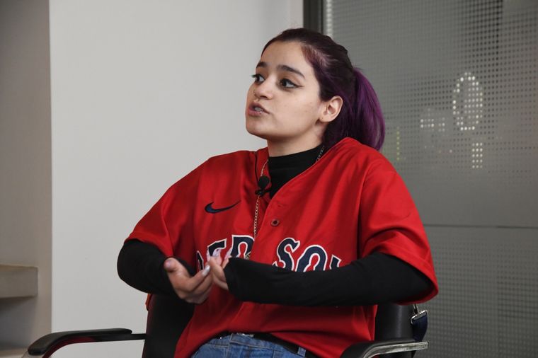 La joven comenzó a rapear a los 14 años en la plaza de su barrio, en Guaymallén, Mendoza. Foto: Rodrigo DAngelo / MDZ