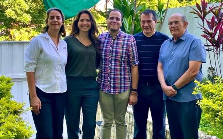 Refugiados venezolanos dejan embajada argentina en Caracas tras más de un año de asilo. Foto: NA.