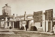 La torre, con ventanas en todos sus lados, fue erigida en 1920.