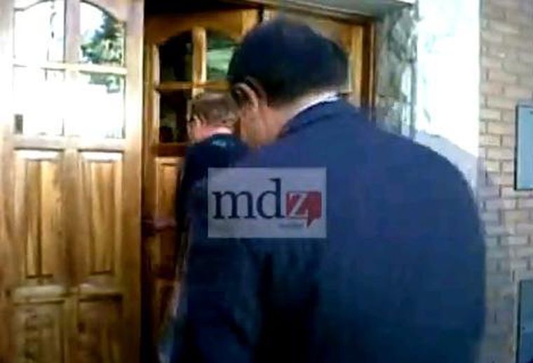 Adaro entra a la casa del vecino. Foto: Imagen de video