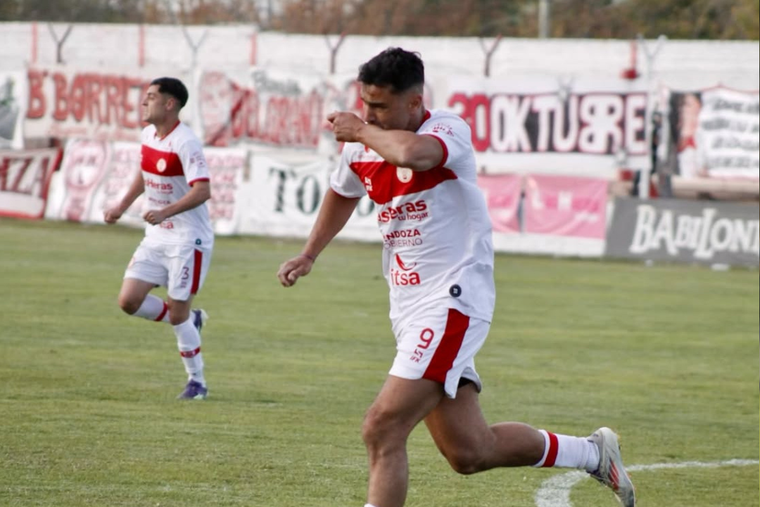 Ezequiel Cérica, el goleador de enorme trayectoria de Huracán Las Heras. Foto: Prensa HLH