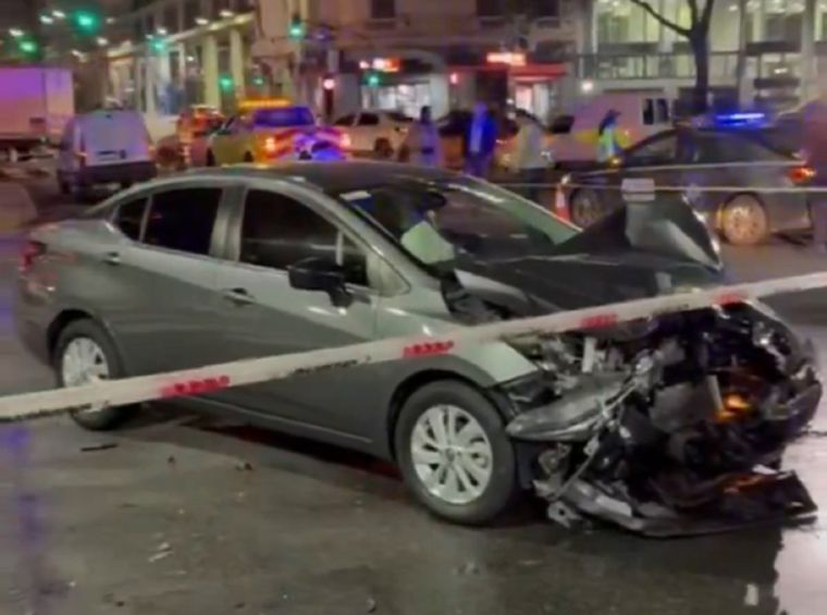 El siniestro se produjo luego de que la conductora de uno de los vehículos pasó el semáforo en rojo Foto: NA