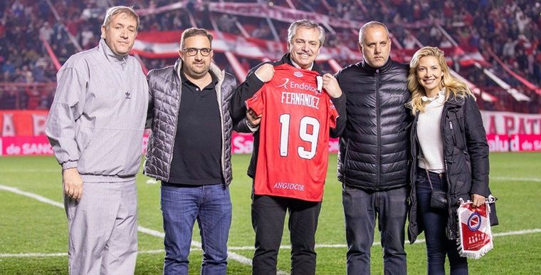 Alberto Fernández con la dirigencia de Argentinos Juniors. Foto: @AAAJOficial
