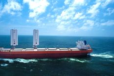 El barco de velas rígidas en medio de una prueba en el mar Foto: BBC