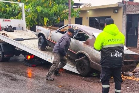Autos abandonados en Luján de Cuyo. Autos abandonados en Luján de Cuyo.