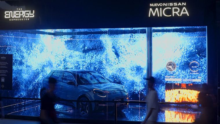 Nissan presentó el Micra eléctrico con instalación sensorial en Sónar 2025