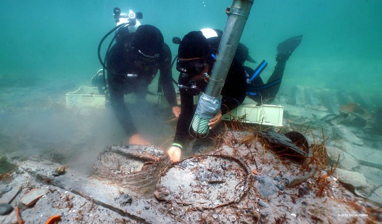 arqueología arqueólogos barco romano Arqueólogos trabajando en un barco hundido en el fondo del mar. Foto: Efe.