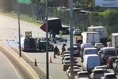 video: impactante vuelco de camion con cervezas en autopista buenos aires-la plata
