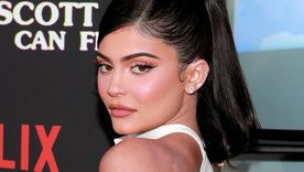 Kylie Jenner saca a relucir su perfecta figura en bikini negro y minifalda