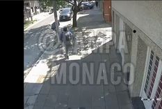 Un delincuente tomó como escudo humano a un votante en el partido bonaerense de Tres de Febrero. Foto: Germán Mónaco.