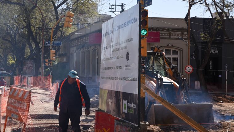 Caos de tránsito en Mendoza: cortes y obras convierten al centro en un laberinto.