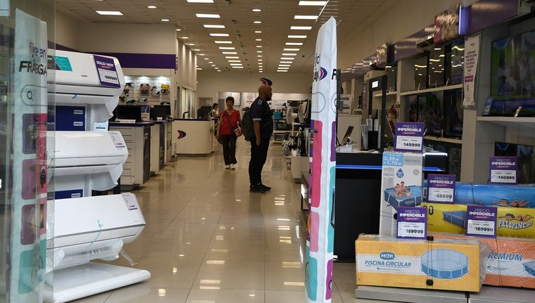 Los altos precios de los electrodomésticos atentan contra el pago en tres o seis cuotas Foto: ALF PONCE MERCADO / MDZ