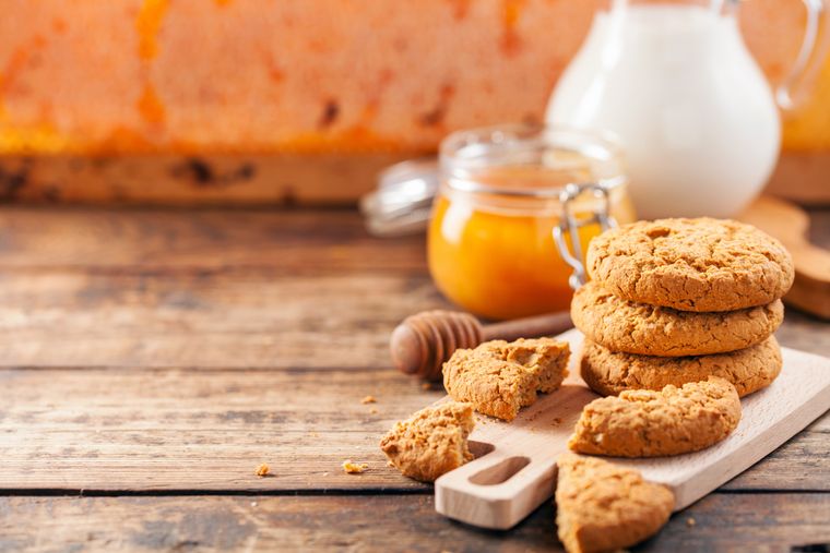 La receta de galletas de miel se remonta a siglos atrás, cuando la miel era el principal endulzante natural. La receta de galletas de miel se remonta a siglos atrás, cuando la miel era el principal endulzante natural.