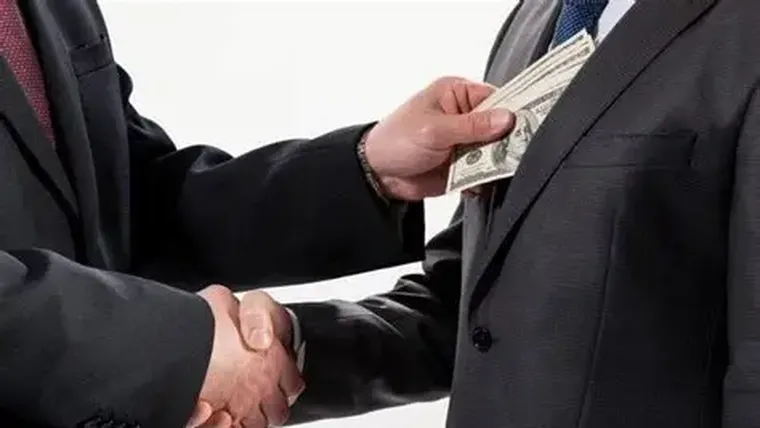 La corrupción no es exclusiva de la política de “grandes ligas”.