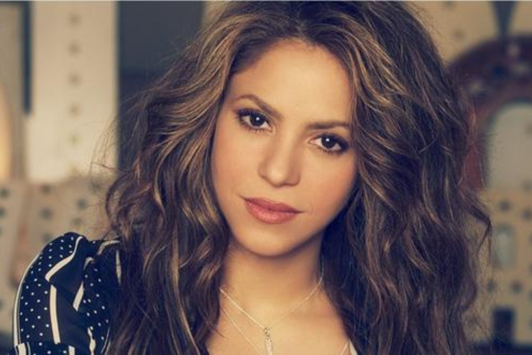 Shakira tiene un estilo muy claro y definido que mezcla lo casual con lo sensual, va perfecto con este look estilo pijama. Foto: Instagram