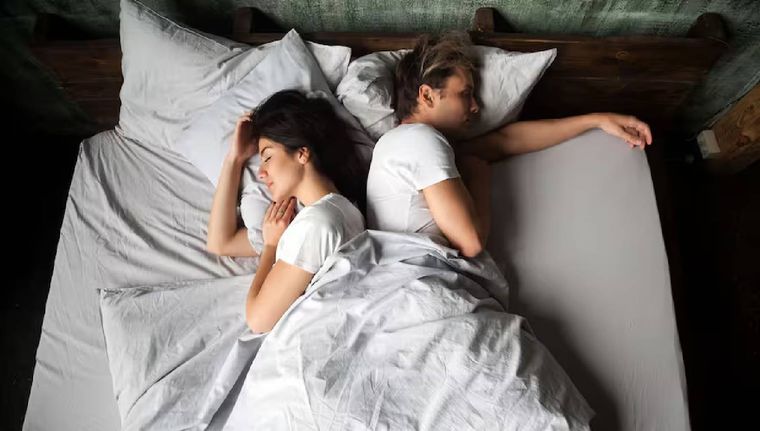 El significado de dormir dándole la espalda a tu pareja (Shutterstock). Foto: Archivo