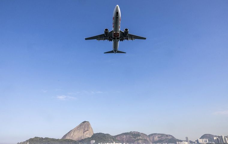 Disminuye el ingreso de turistas extranjeros mientas aumenta la salida de argentinos a otros países. Foto: EFE