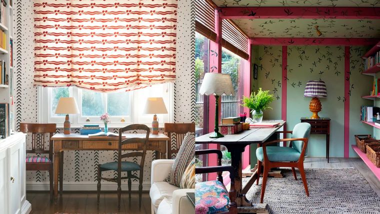 Los espacios de trabajo desde casa rara vez son el lugar más destacado del hogar, pero con creatividad y buen diseño se puede convertir en un lugar alegre, con carácter y personalidad. Foto: Ben Stevens y Paul Massey