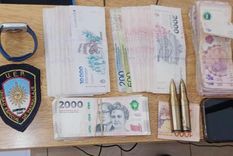 El dinero y otros elementos incautados a los sospechosos del robo en Maipú.&nbsp;