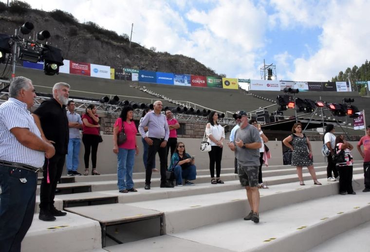 Viñateros y cosechadores recorren la “ciudad oculta” detrás del escenario y descubren cómo se construye la Vendimia desde adentro. Viñateros y cosechadores recorren la “ciudad oculta” detrás del escenario y descubren cómo se construye la Vendimia desde adentro.