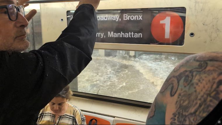 En la ciudad de Nueva York, el servicio de transporte público estuvo afectado por varias horas.
