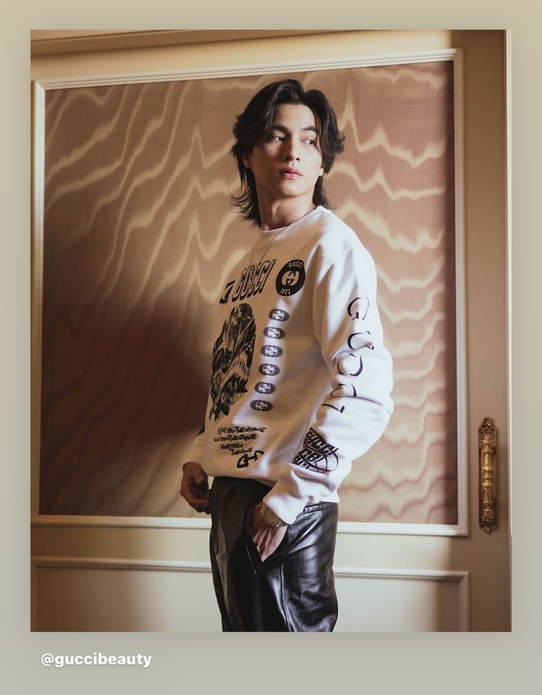 Gulf Kanawut, representando la moda masculina de Gucci Foto: Instagram @guccibeauty