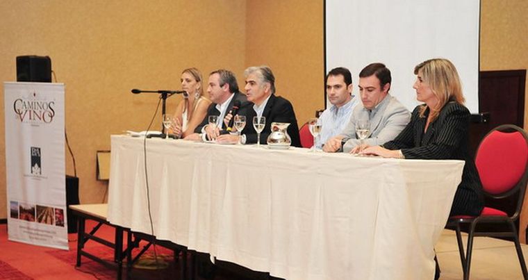Belén Gaua (Bodegas de Argentina), Luis Böhm (Secretaría de Turismo), Ángel Vespa (Bodegas de Argentina), Mauricio Badaloni (Andesmar), Antonio Ginart (Municipalidad de Tunuyán) y Claudia Yanzón (Andesmar Turismo). Foto: Gentileza
