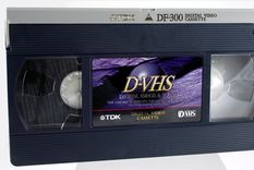 descubre que es buscada y acusada de delitos graves por no devolver un vhs
