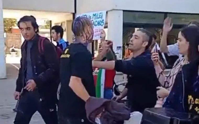 Intolerancia K: agreden a estudiantes de La Libertad Avanza en la UNLP y echan a concejales libertarios del recinto.