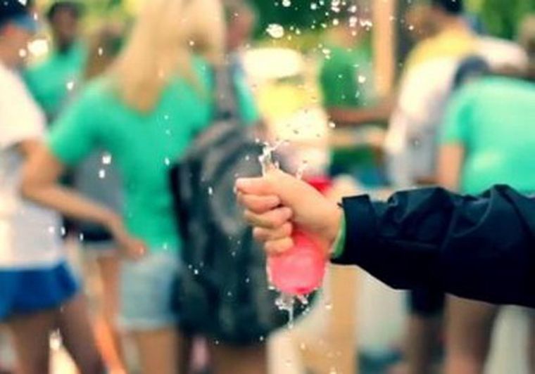 Más de 8 mil personas en la guerra de bombitas.