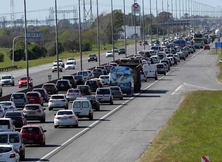 Las dificultades de tránsito se replican por la gran cantidad de turistas que van hacia la Costa Atlántica. Foto: NA