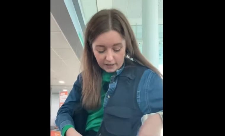 Chelsea Dickenson comparte sus trucos de viaje con sus seguidores Foto: captura de video @cheapholidayexpert