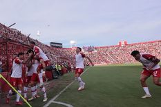 El festejo desaforado del Globo y sus hinchas en un estadio Tomás A. Ducó explotado de público. Foto: FotoBaires El festejo desaforado del Globo y sus hinchas en un estadio Tomás A. Ducó explotado de público. Foto: FotoBaires