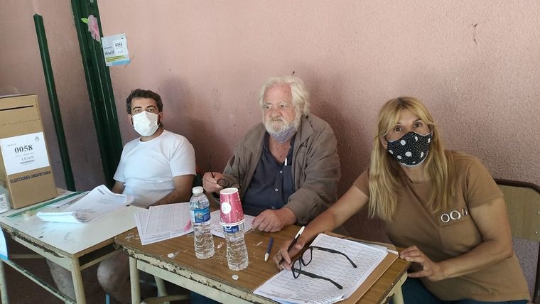 Carlos Carrascosa (centro); muy lejos de la apariencia con la que se hizo famoso