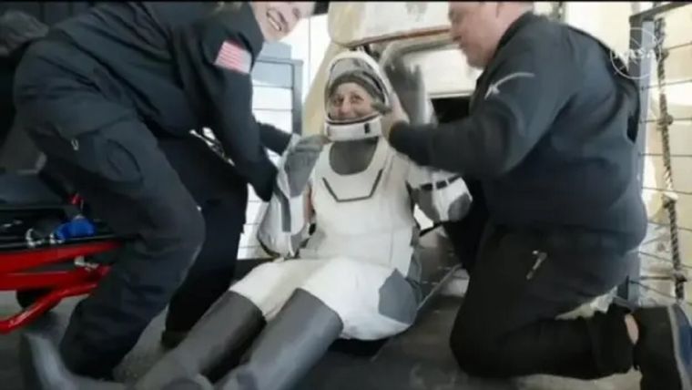 La astronauta Suni Williams fue retirada de la cápsula de la nave espacial en la que regresó a la Tierra y luego fue el turno de su compañero Butch Wilmore. Foto: BBC