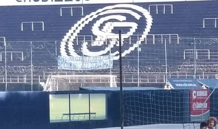 Lepra Los barras ingresaron ayer a la práctica y colgaron una bandera que decía: Esto no es una guerra. Es una revolución.