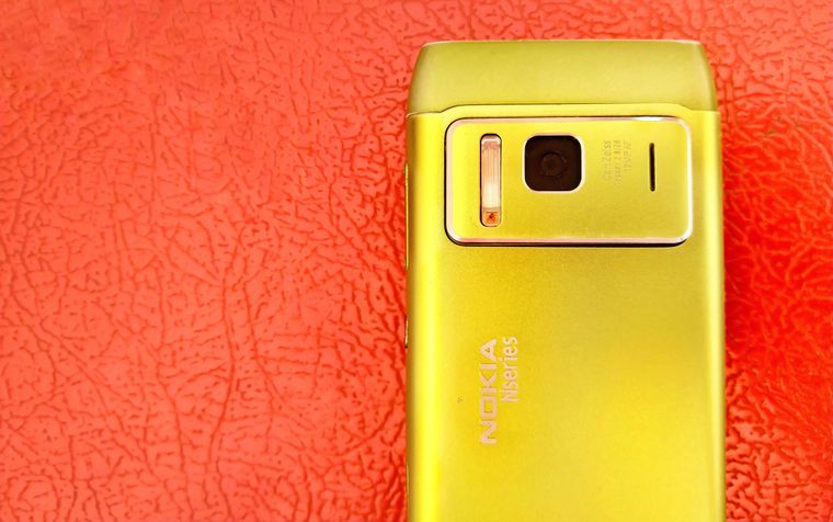 El legendario Nokia N8 resurge en pleno 2026 gracias al firmware Reborn, transformándose en un teléfono funcional y nostálgico.