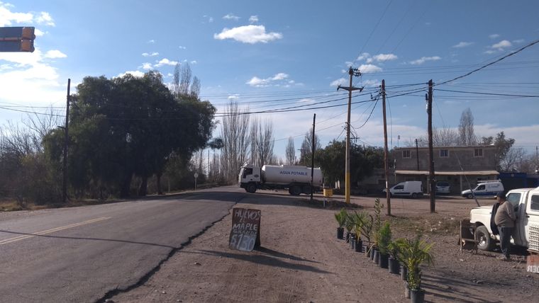 Camión aguatero Los barrios de la zona reciben agua en camiones.