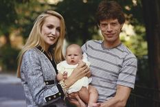 Mick Jagger en sus inicios como padre. ¿Quién hubiera pensado que tendría tanta experiencia?