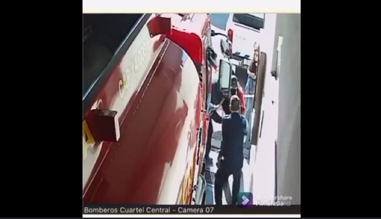 Los bomberos rescataron al niño que no podía respirar.